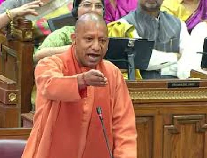 योगी का राहुल-अखिलेश पर तीखा तंज, बोले– देश में दो नमूने हैं, एक दिल्ली में और दूसरा लखनऊ में